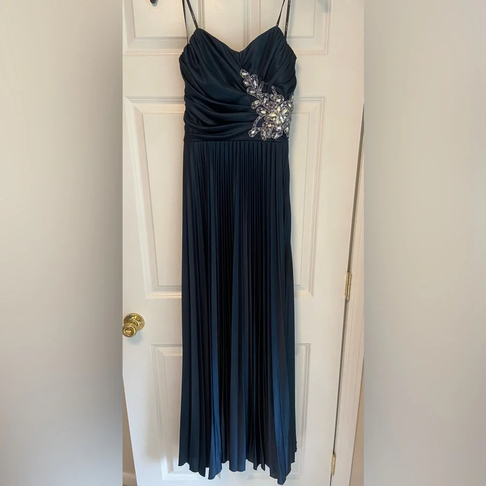 Formal Dress - Picture 1 of 3